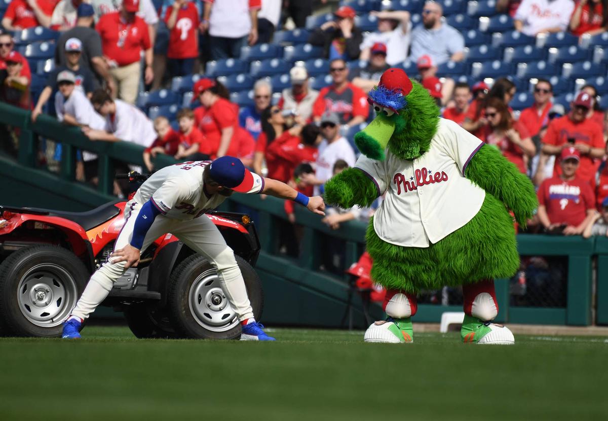 The Philadelphia Phillies Phanatic mascot reacts with Philadelphia Phillies right fielder Bryce Harper.  James Lang-Imagn Images