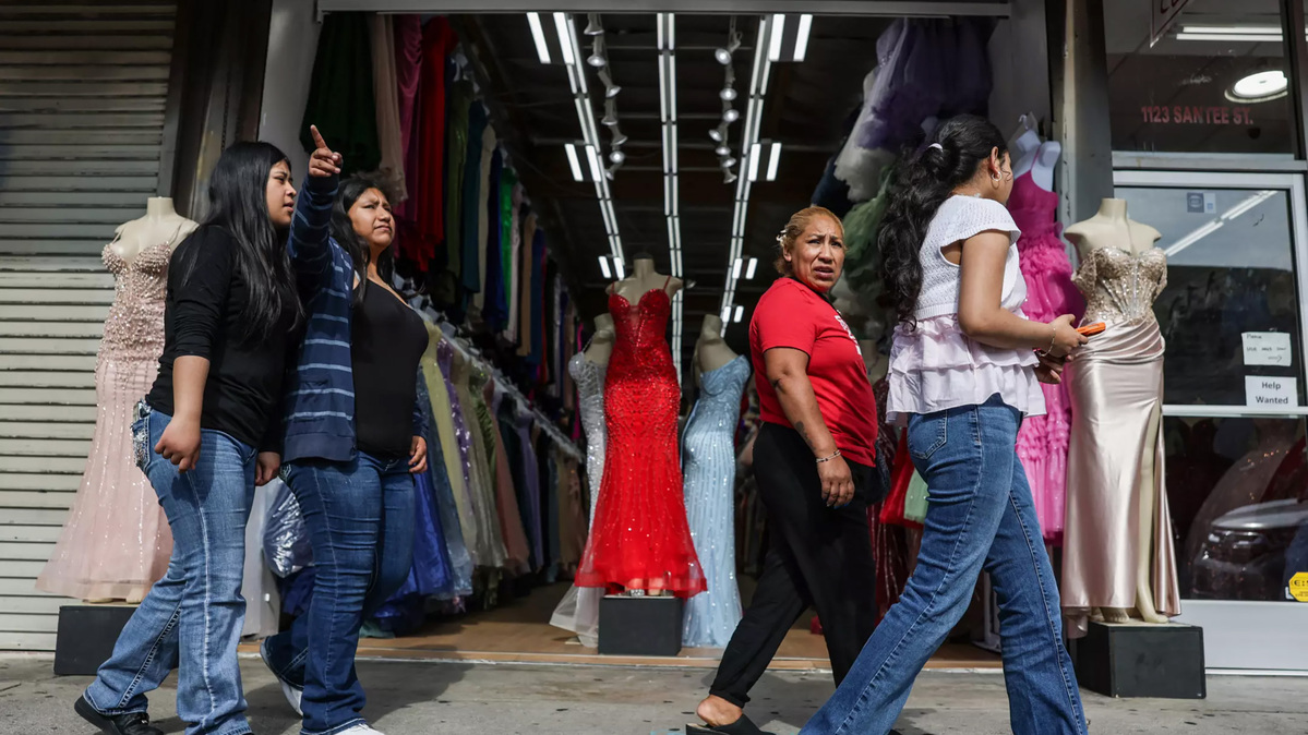 Shoppers stroll past Mimi’s Fashion, a dress shop recently open for business in the Fashion District on a Sunday in March. A store that Joel and Leonor opened together has a monthly rent of around $11,000. (Robert Gauthier/Los Angles Times/TNS)