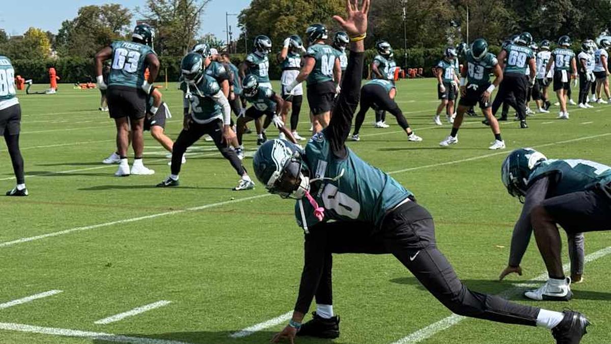  DeVonta Smith stretches during a Week 5 practice. | Ed Kracz/Eagles on SI 