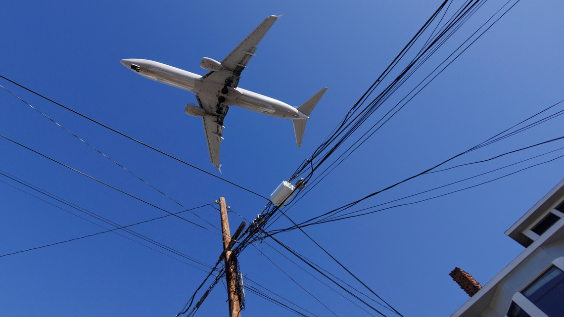 US airlines weigh safety system to prevent midair collisions ahead of legal mandate, provider says 