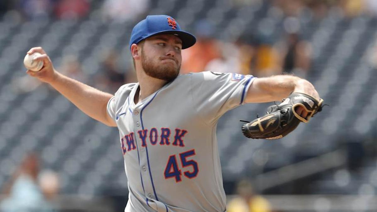  New York Mets starting pitcher Christian Scott (45) delivers a pitch against the Pittsburgh Pirates during the first inning at PNC Park. | Charles LeClaire-Imagn Images 