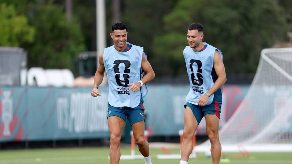  Diogo Dalot (right) was keen to defend Ronaldo. | Leonardo Fernandez/Getty Images 