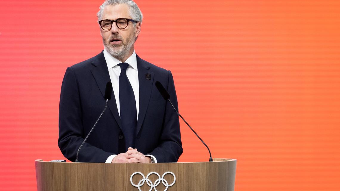 Casey Wasserman will sell his talent agency, stay on Olympics committee 