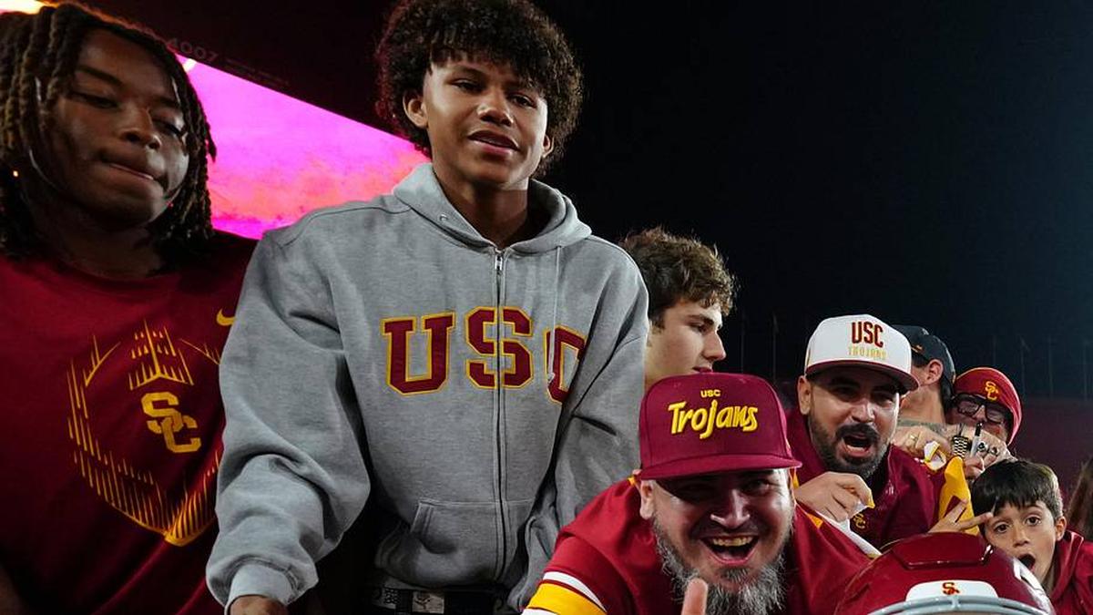  Nov 29, 2025; Los Angeles, California, USA; Southern California Trojans quarterback Jayden Maiava (14) poses with fans after the game against the UCLA Bruins at United Airlines Field at Los Angeles Memorial Coliseum. Mandatory Credit: Kirby Lee-Imagn Images | Kirby Lee-Imagn Images 