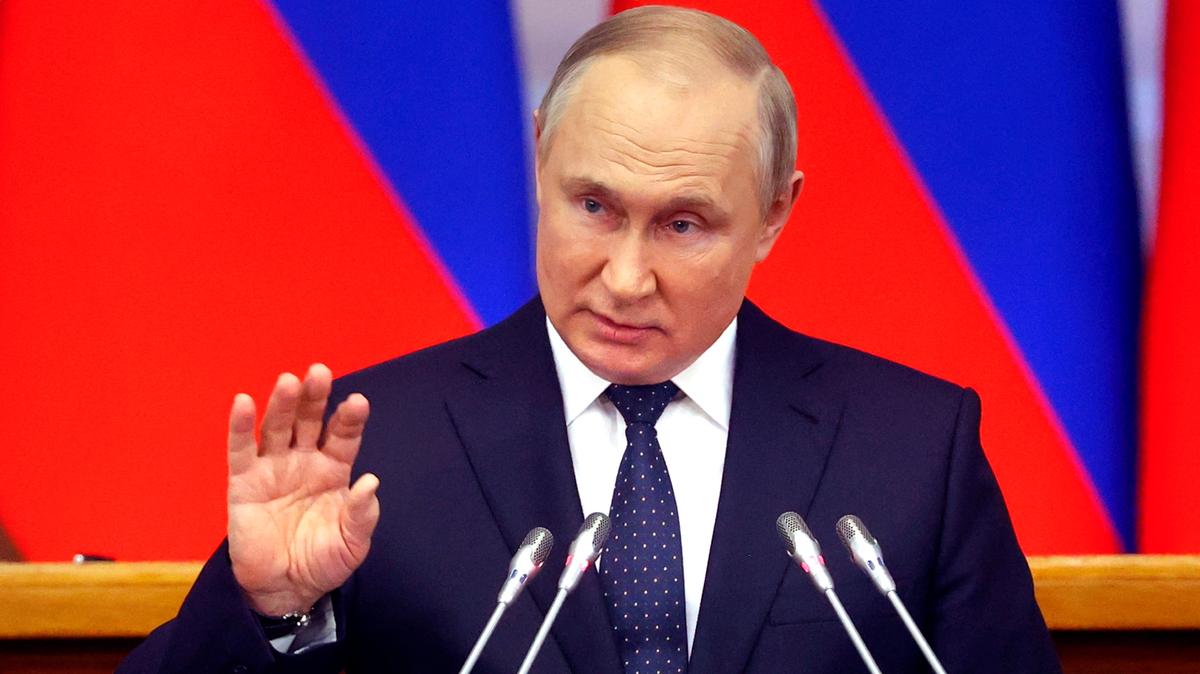 El presidente ruso, Vladimir Putin, gesticula mientras se dirige a una reunión del Consejo de Legisladores de la Asamblea Federal Rusa en el Palacio Tauride, en San Petersburgo, Rusia, el miércoles 27 de abril de 2022. (Alexander Demyanchuk, Sputnik, Kremlin Foto vía AP)