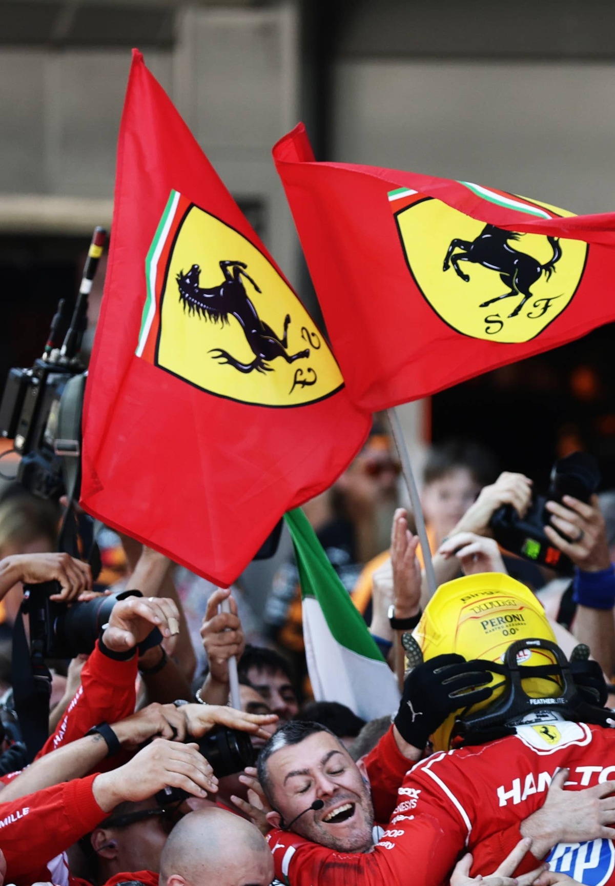  BARCELONA, SPAIN - JUNE 14: Race winner Lewis Hamilton of Great Britain and Scuderia Ferrari celebrates with his team in parc ferme during the F1 Grand Prix of Barcelona-Catalunya at Circuit de Barcelona-Catalunya on June 14, 2026 in Barcelona, Spain. (Photo by Mark Thompson/Getty Images).