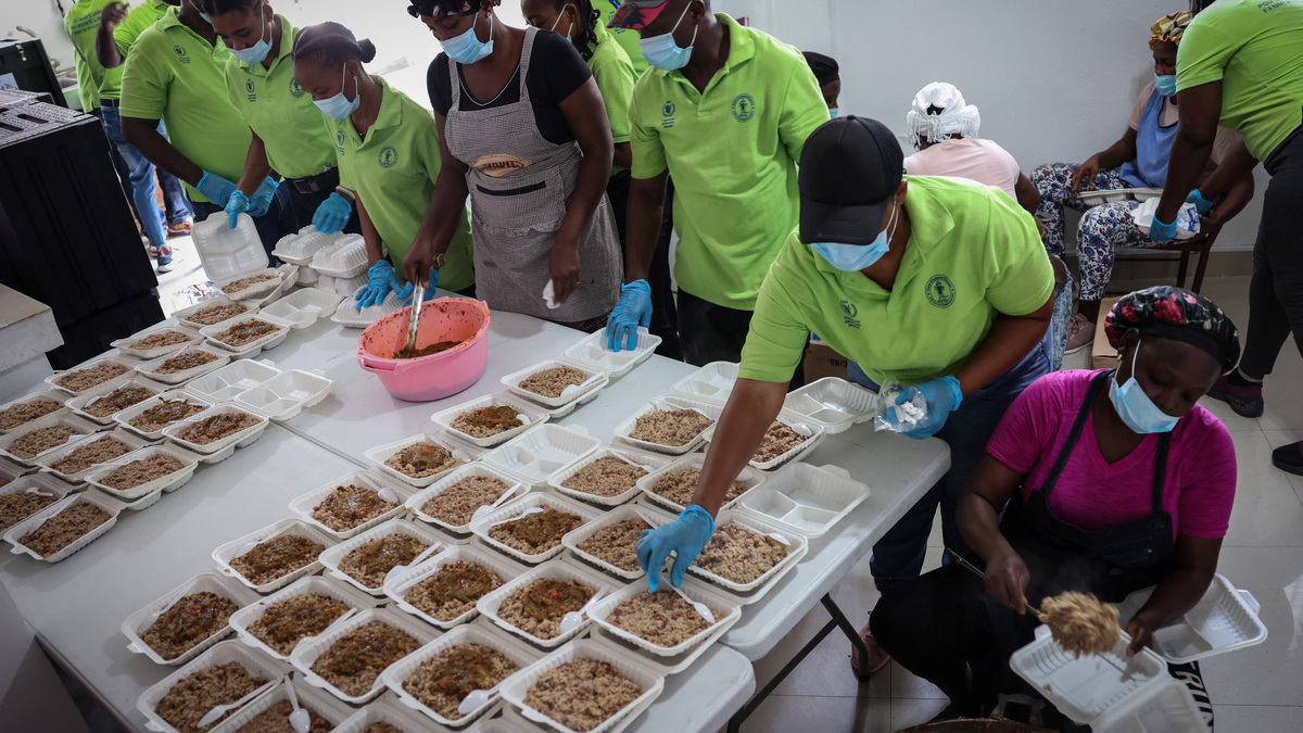 A community action center, with the assistance of the United Nations World Food Programme, prepare hot meals for gang war refugees at Jeunes Filles high school in Port-au-Prince, Haiti, May 3, 2024.  REUTERS/Ricardo Arduengo/File Photo