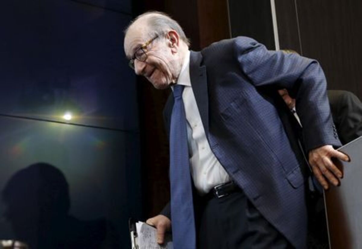 Former Federal Reserve Chair Alan Greenspan arrives at a Brookings Institution forum on "Achieving Strong Economic Growth" in Washington April 8, 2015. REUTERS/Yuri Gripas