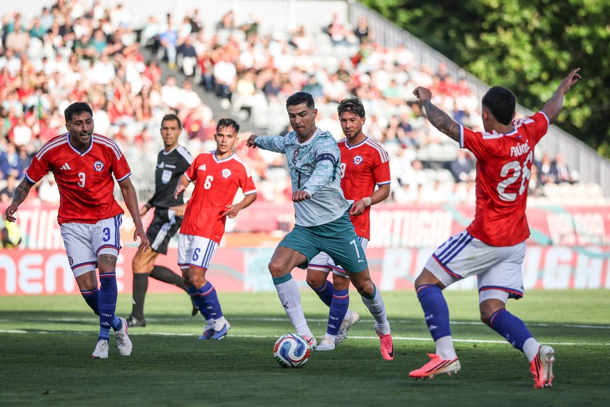  Portugal's forward #7 Cristiano Ronaldo (C) controls the ball during the international friendly football match between Portugal and Chile at Estadio Nacional do Jamor in Oeiras, on June 6, 2026. (Photo by PATRICIA DE MELO MOREIRA / AFP via Getty Images) Photo by PATRICIA DE MELO MOREIRA / AFP via Getty Images