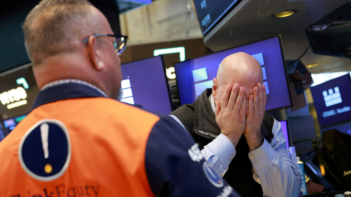 FILE PHOTO: Traders work on the floor at the New York Stock Exchange (NYSE) in New York City, U.S., June 1, 2026.  REUTERS/Brendan McDermid/File Photo