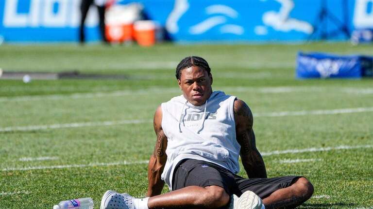 Lions RB Jahmyr Gibbs dresses, stretches but still not practicing