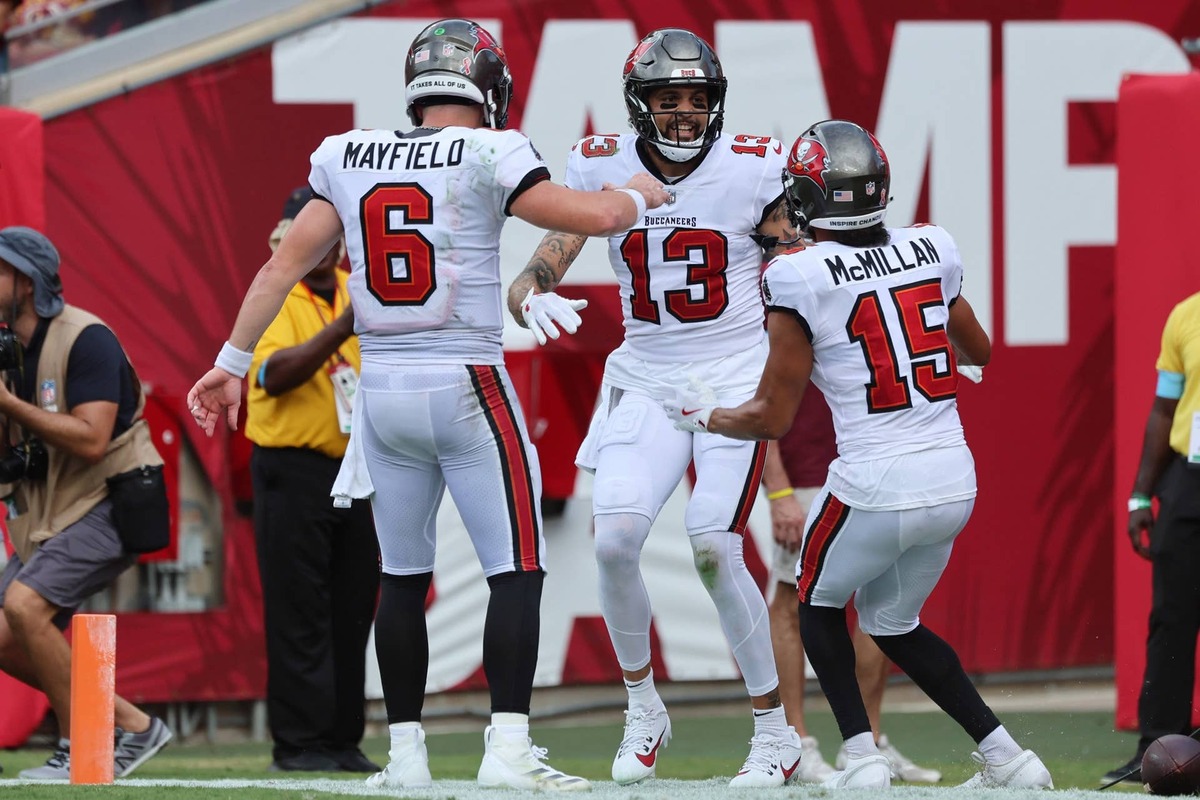 Tampa Bay Buccaneers wide receiver Mike Evans (13) is congratulated by quarterback Baker Mayfield (6) 