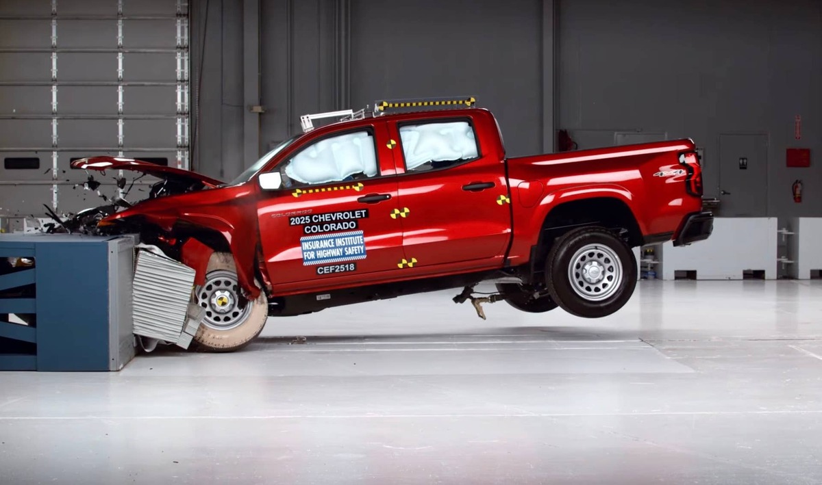  Chevrolet Colorado crash test IIHS/YouTube
