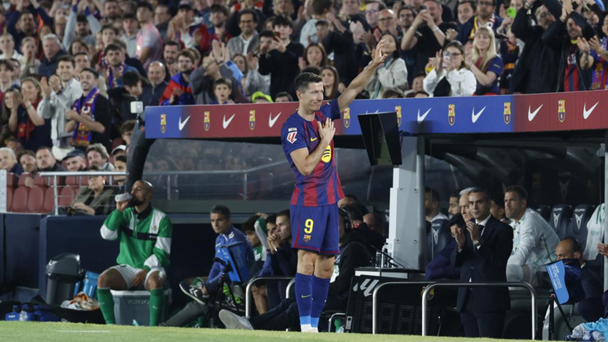 El delantero del Barcelona Robert Lewandowski saluda a los aficionados al ser sustituido, durante el partido de la jornada 37 de LaLiga que FC Barcelona y Real Betis disputan este domingo en el Camp Nou. EFE/Marta Pérez