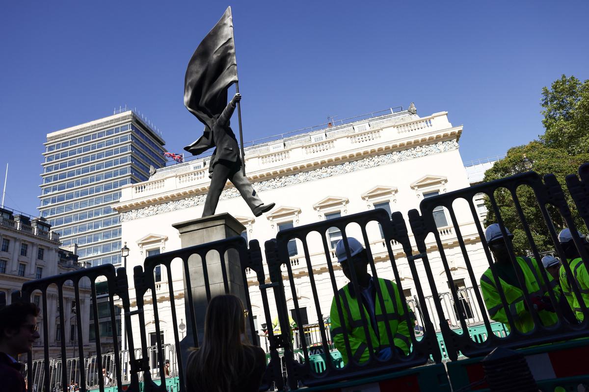A statue depicting a person stepping off the plinth while carrying a flag covering their face, by British street artist Banksy, stands in London, Britain, April 30, 2026. REUTERS/Jack Taylor