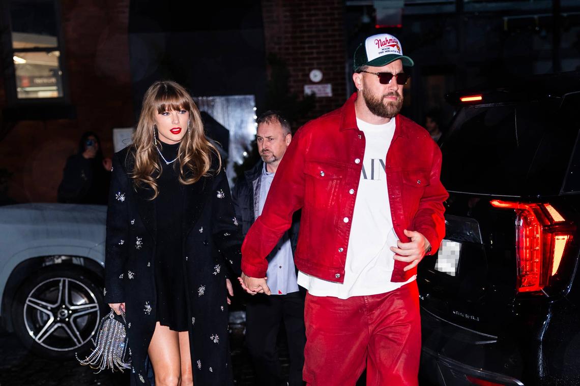  NEW YORK, NEW YORK - DECEMBER 28: Taylor Swift (L) and Travis Kelce are seen in the Meatpacking District on December 28, 2024 in New York City. (Photo by TheStewartofNY/GC Images) 