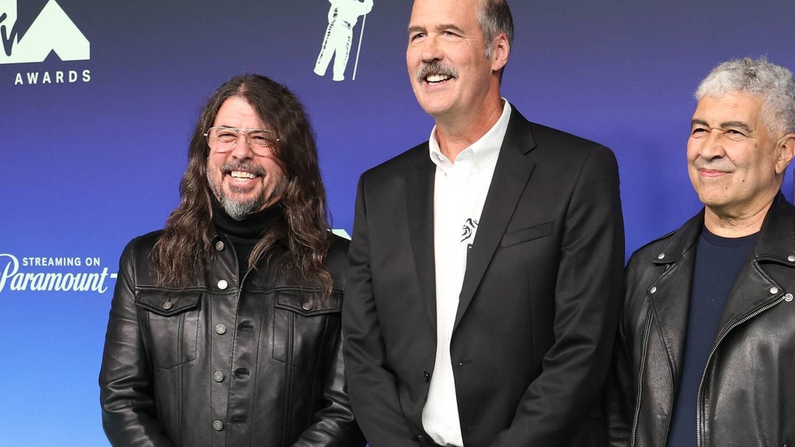 32 Years After Kurt Cobain's Death, Nirvana Reunite On The Red Carpet To Receive One of the VMAs' Highest Honors 