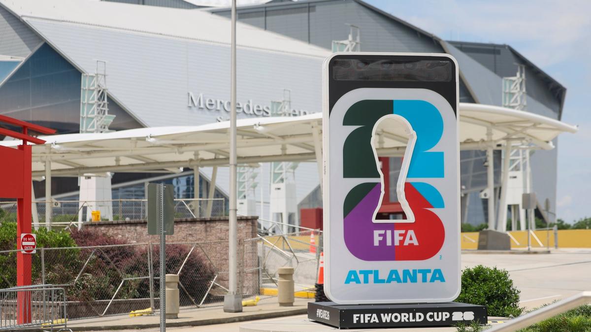 El reloj de cuenta regresiva para la Copa Mundial de la FIFA 2026 se muestra cerca de la Plaza Internacional de Georgia y el Estadio Mercedes-Benz (Jason Getz / AJC)
