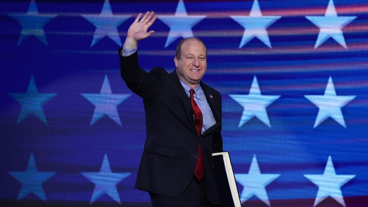 Colorado Governor Jared Polis holds a "Project 2025" book on Day 3 of the Democratic National Convention (DNC) in Chicago, Illinois, U.S., August 21, 2024. REUTERS/Mike Segar