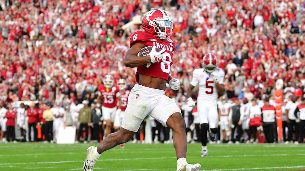  Jan 1, 2026; Pasadena, CA, USA; Indiana Hoosiers running back Kaelon Black (8) runs to score a touchdown against the Alabama Crimson Tide in the second half of the 2026 Rose Bowl and quarterfinal game of the College Football Playoff at Rose Bowl Stadium. Mandatory Credit: Gary A. Vasquez-Imagn Images | Gary A. Vasquez-Imagn Images 