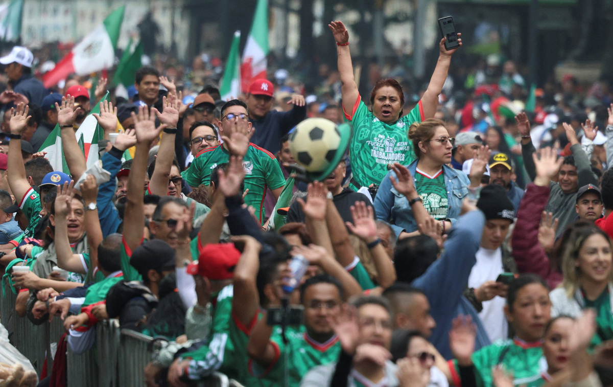 People participate in an attempt to break the Guinness World Record for the world’s largest “Mexican wave” along Reforma Avenue as part of activities ahead of the FIFA World Cup 2026, in Mexico City, Mexico, June 6, 2026. REUTERS/Luis Cortes