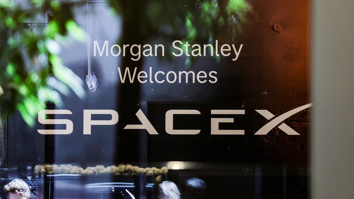 SpaceX initial public offering signage is displayed at the Morgan Stanley building in New York, U.S., June 4, 2026. REUTERS/Jeenah Moon