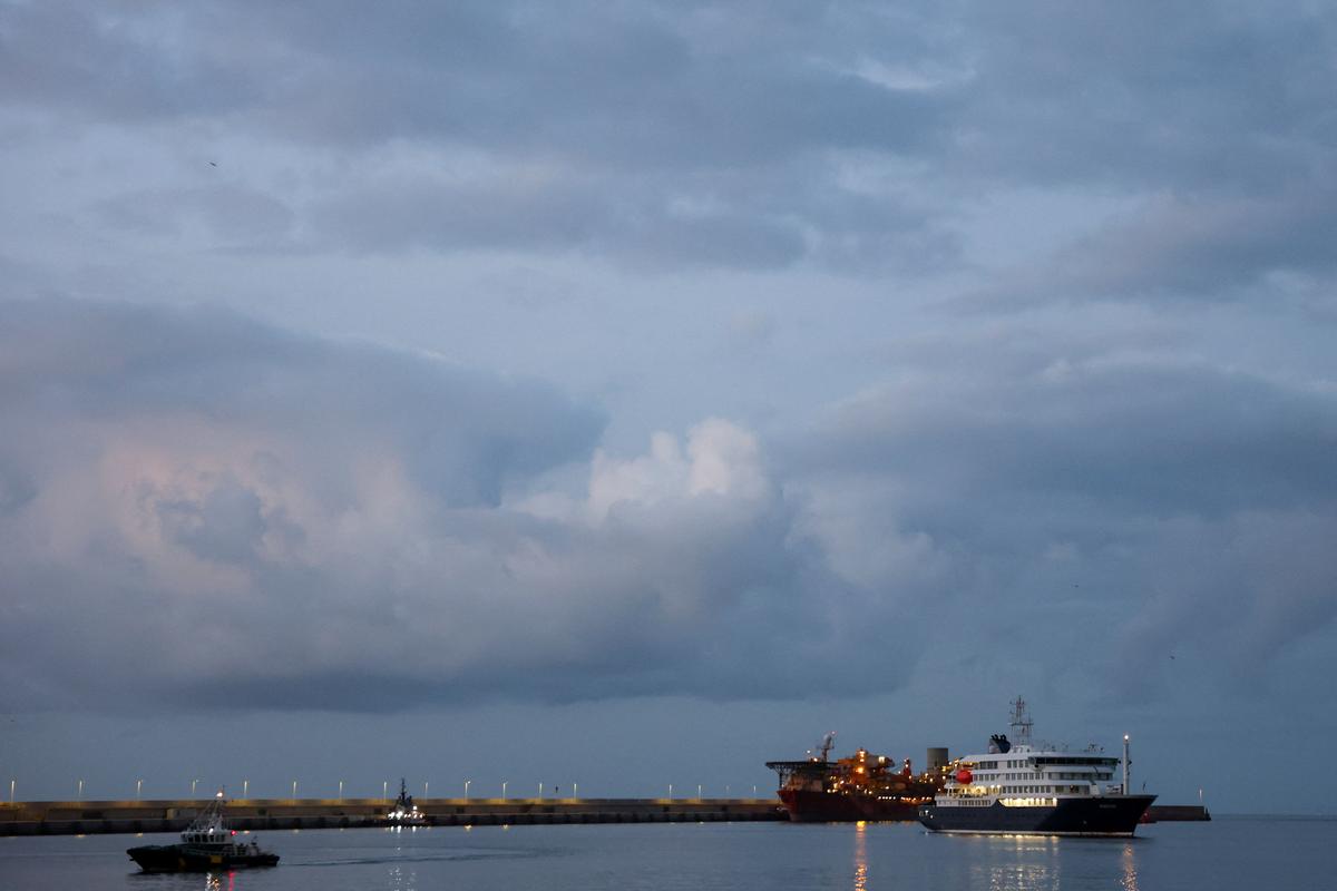 The cruise ship MV Hondius arrives at the port of Granadilla de Abona after being affected by a hantavirus outbreak, in Tenerife, Spain, May 10, 2026. REUTERS/Hannah McKay