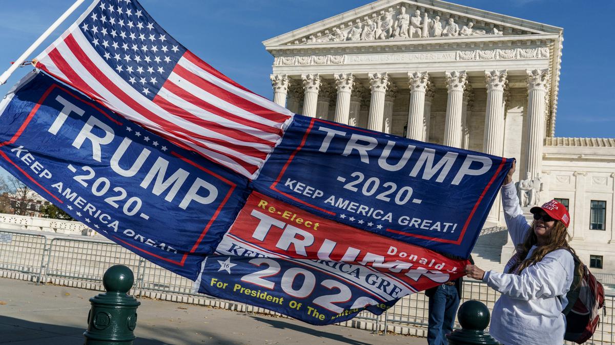 Kathy Kratt, residente de Orlando, Florida, muestra sus banderas de Trump durante una protesta frente a la Corte Suprema de Justicia de Estados Unidos, en Washington D.C., el 11 de diciembre de 2020.