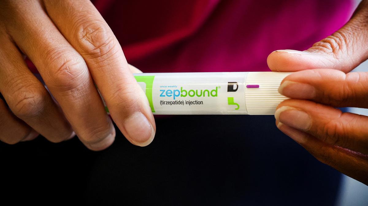 An injection pen of Zepbound, Eli Lilly’s weight loss drug, is displayed in New York City, U.S., December 11, 2023.  REUTERS/Brendan McDermid/File Photo