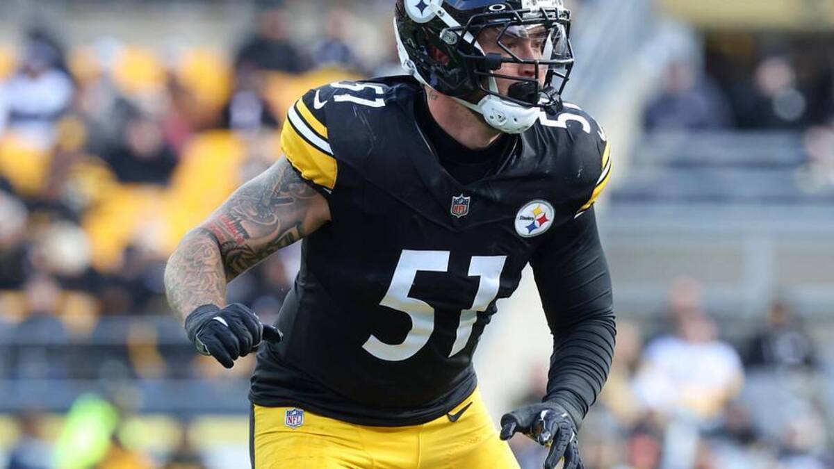  Nov 16, 2025; Pittsburgh, Pennsylvania, USA; Pittsburgh Steelers linebacker Nick Herbig (51) follows the play against the Cincinnati Bengals during the first half at Acrisure Stadium. Mandatory Credit: Charles LeClaire-Imagn Images | Charles LeClaire-Imagn Images 