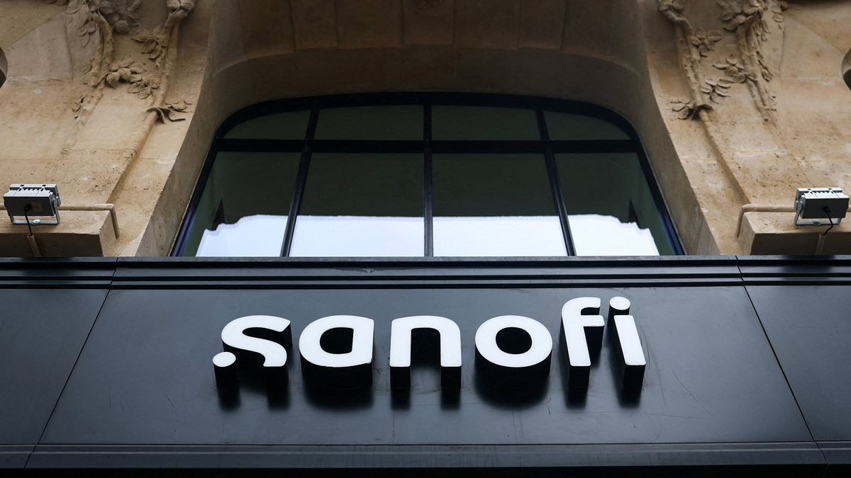 The logo of French drugmaker Sanofi is seen in Paris, France, January 9, 2026. REUTERS/Gonzalo Fuentes