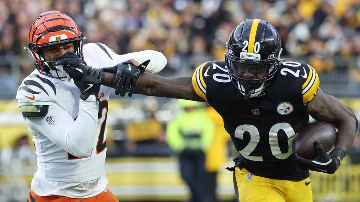  Nov 16, 2025; Pittsburgh, Pennsylvania, USA; Pittsburgh Steelers running back Kaleb Johnson (20) stiff arms Cincinnati Bengals safety Geno Stone (22) during the second half at Acrisure Stadium. Mandatory Credit: Charles LeClaire-Imagn Images | Charles LeClaire-Imagn Images 