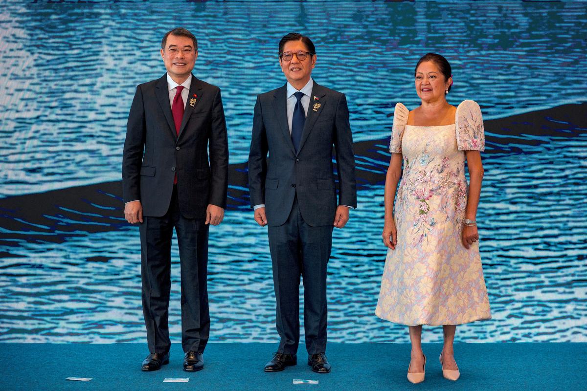 Vietnam's Prime Minister Le Minh Hung poses for a photo with Philippine President Ferdinand Marcos Jr. and his wife Liza Araneta Marcos during the welcome ceremony of the 48th ASEAN Summit and Related Meetings in Cebu, Philippines, May 8, 2026. Ezra Acayan/Pool via REUTERS