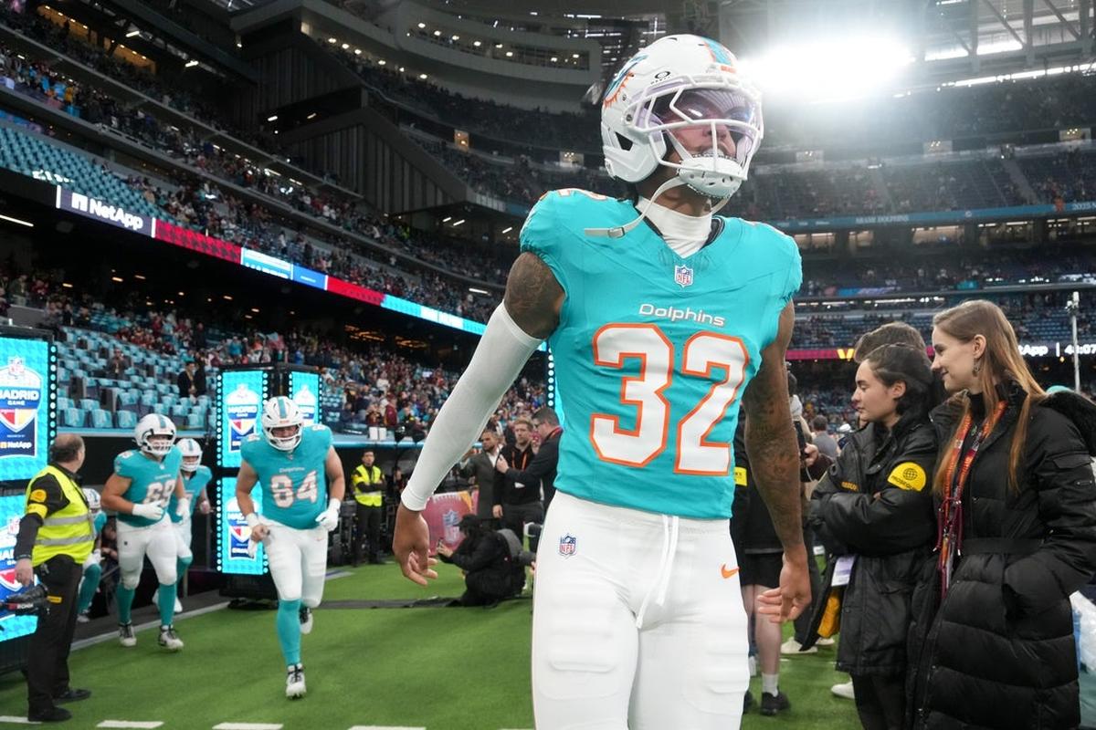 NFL: Madrid Game-Washington Commanders at Miami Dolphins. Nov 16, 2025; Madrid, Spain; Miami Dolphins cornerback JuJu Brents (32) runs onto the field prior to the 2025 NFL Madrid Game against the Washington Commanders at Santiago Bernabeu Stadium. Mandatory Credit: Kirby Lee-Imagn Images