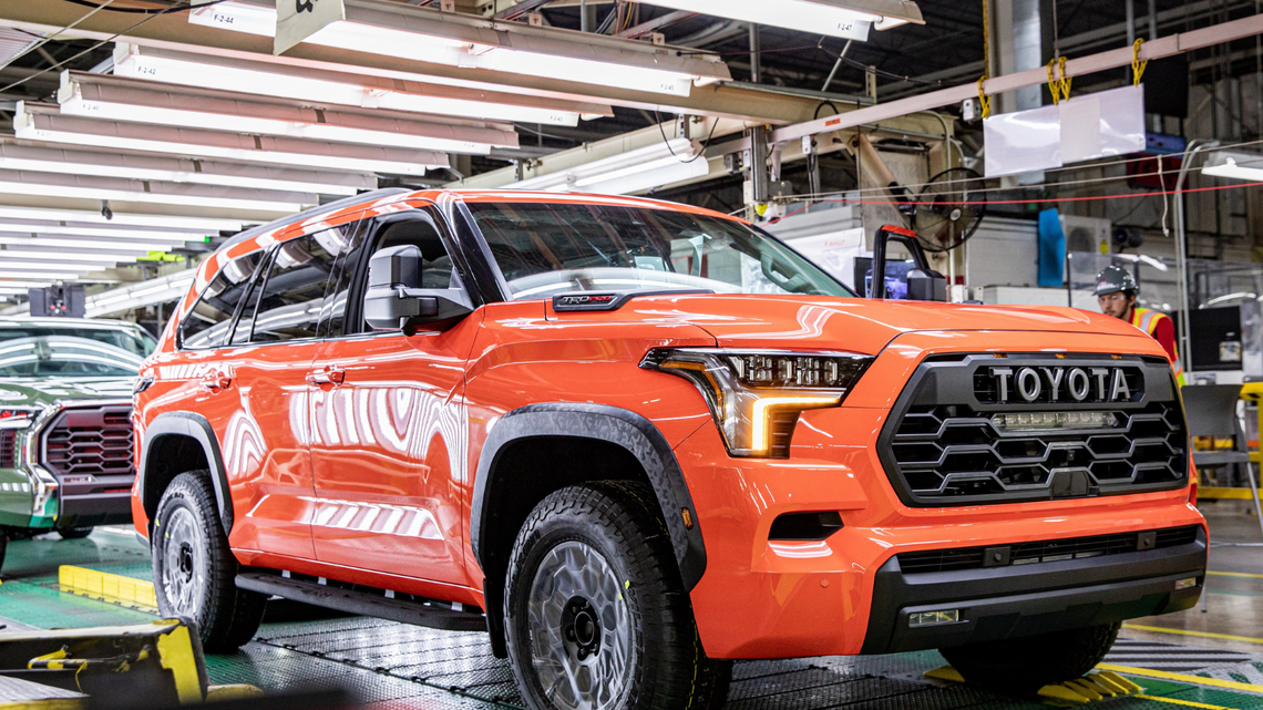 Toyota Estimates Spending $6.4 Billion a Year on 400,000 Robots 