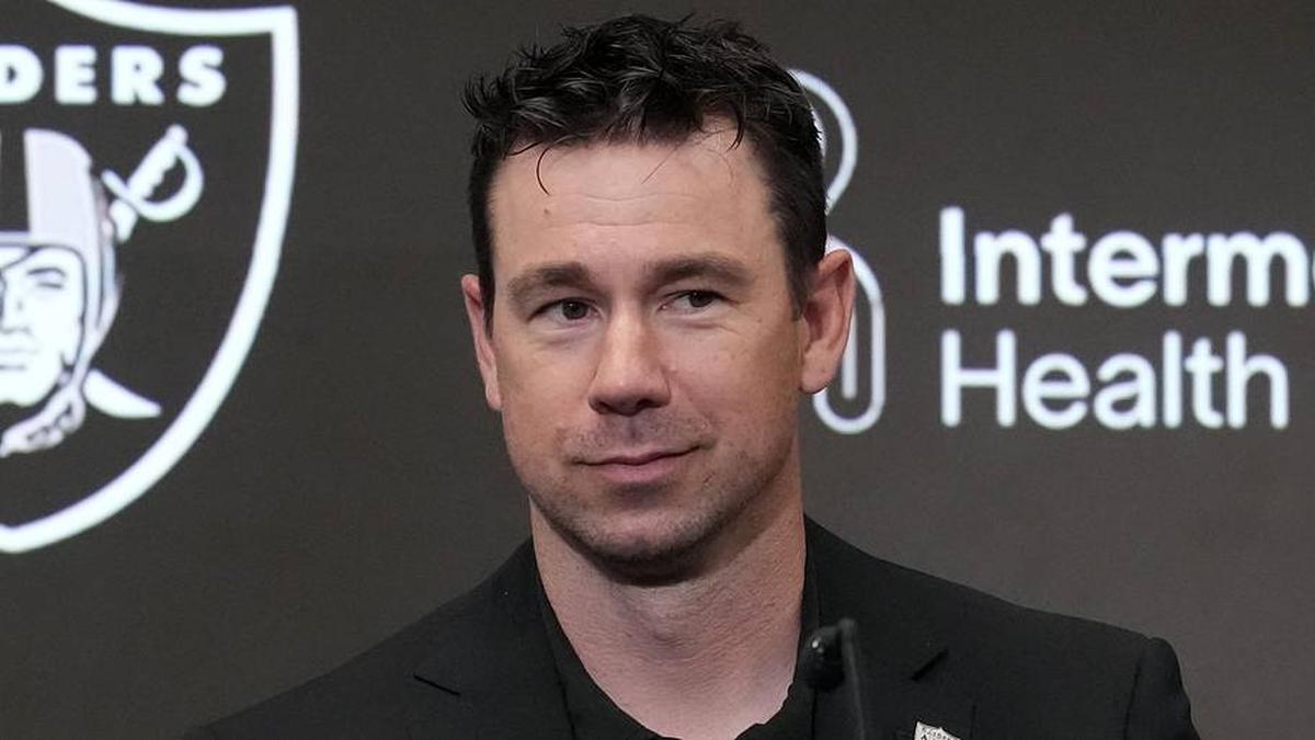  Apr 24, 2026; Henderson, NV, USA; Las Vegas Raiders coach Klint Kubiak at press conference at Intermountain Health Performance Center. Mandatory Credit: Kirby Lee-Imagn Images | Kirby Lee-Imagn Images 