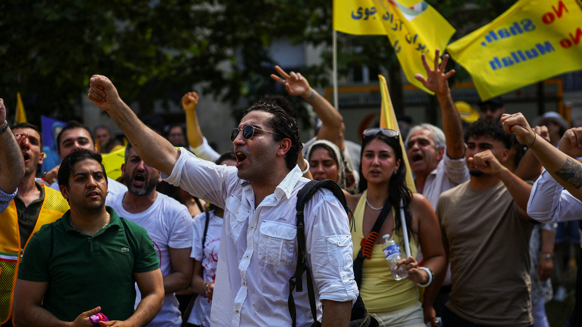 A man attends a demonstration against political executions in Iran and in support of a democratic republic, a demonstration which was banned by Paris Police Prefecture, in Paris, France, June 20, 2026. REUTERS/Sarah Meyssonnier