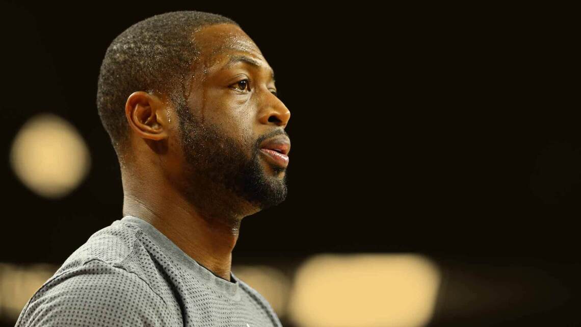 Dwyane Wade recalls struggling with his credit score because of his father's debt: "I took a loan from my agent" 