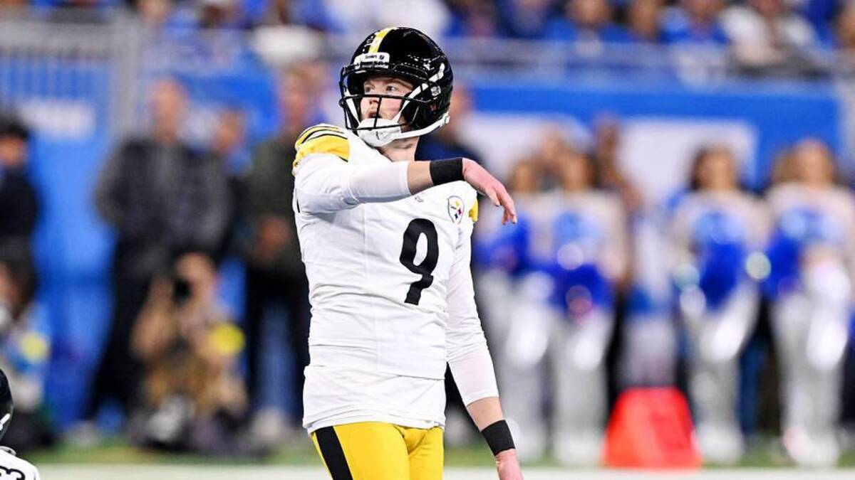  Dec 21, 2025; Detroit, Michigan, USA; Pittsburgh Steelers place kicker Chris Boswell (9) kicks ball during the first quarter against the Detroit Lions at Ford Field. Mandatory Credit: Lon Horwedel-Imagn Images | Lon Horwedel-Imagn Images 