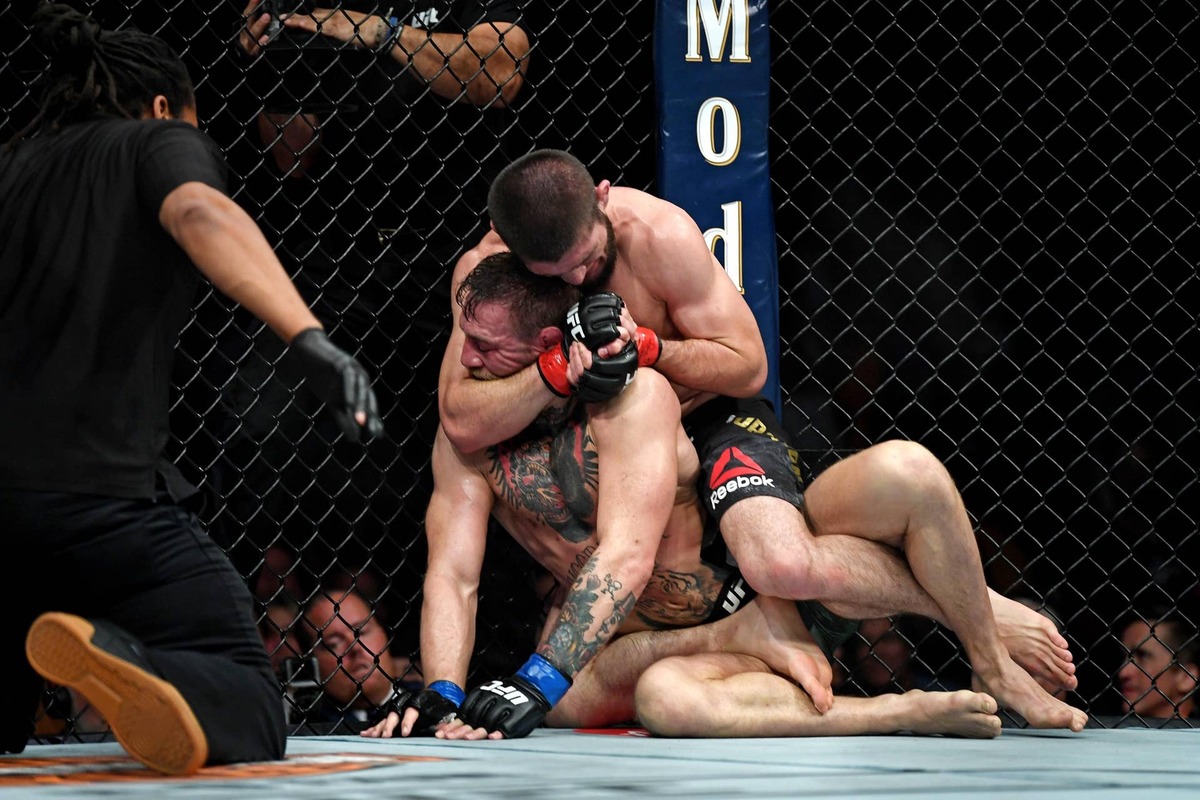  Khabib Nurmagomedov (red gloves) Conor McGregor (blue gloves) Stephen R. Sylvanie-Imagn