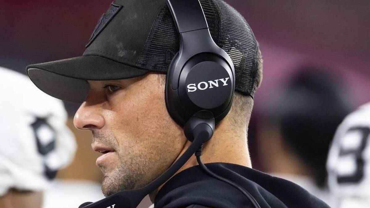  Aug 23, 2025; Glendale, Arizona, USA; Las Vegas Raiders defensive line coach Rob Leonard against the Arizona Cardinals during a preseason NFL game at State Farm Stadium. Mandatory Credit: Mark J. Rebilas-Imagn Images | Mark J. Rebilas-Imagn Images 