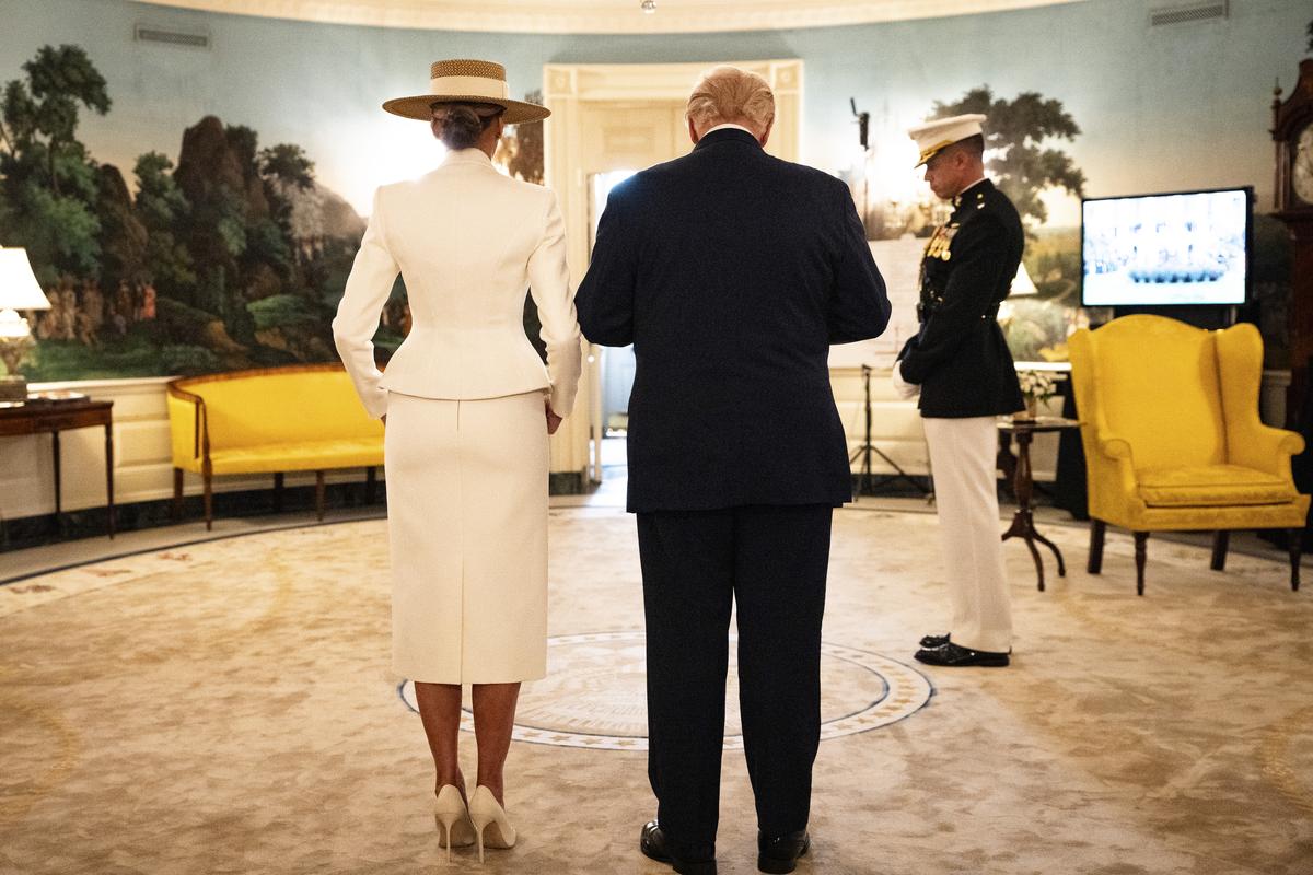 First lady Melania Trump and President Donald Trump wait to greet King Charles III and Queen Camilla during an arrival ceremony on the South Lawn of the White House in Washington, on Tuesday, April 28, 2026. (Haiyun Jiang/The New York Times)