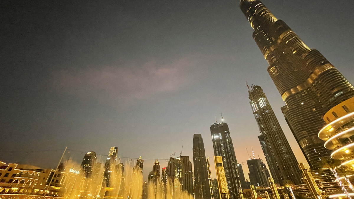 FILE PHOTO: General view of the Burj Khalifa and the downtown skyline in Dubai, United Arab Emirates, September 30, 2021. REUTERS/Mohammed Salem/File Photo