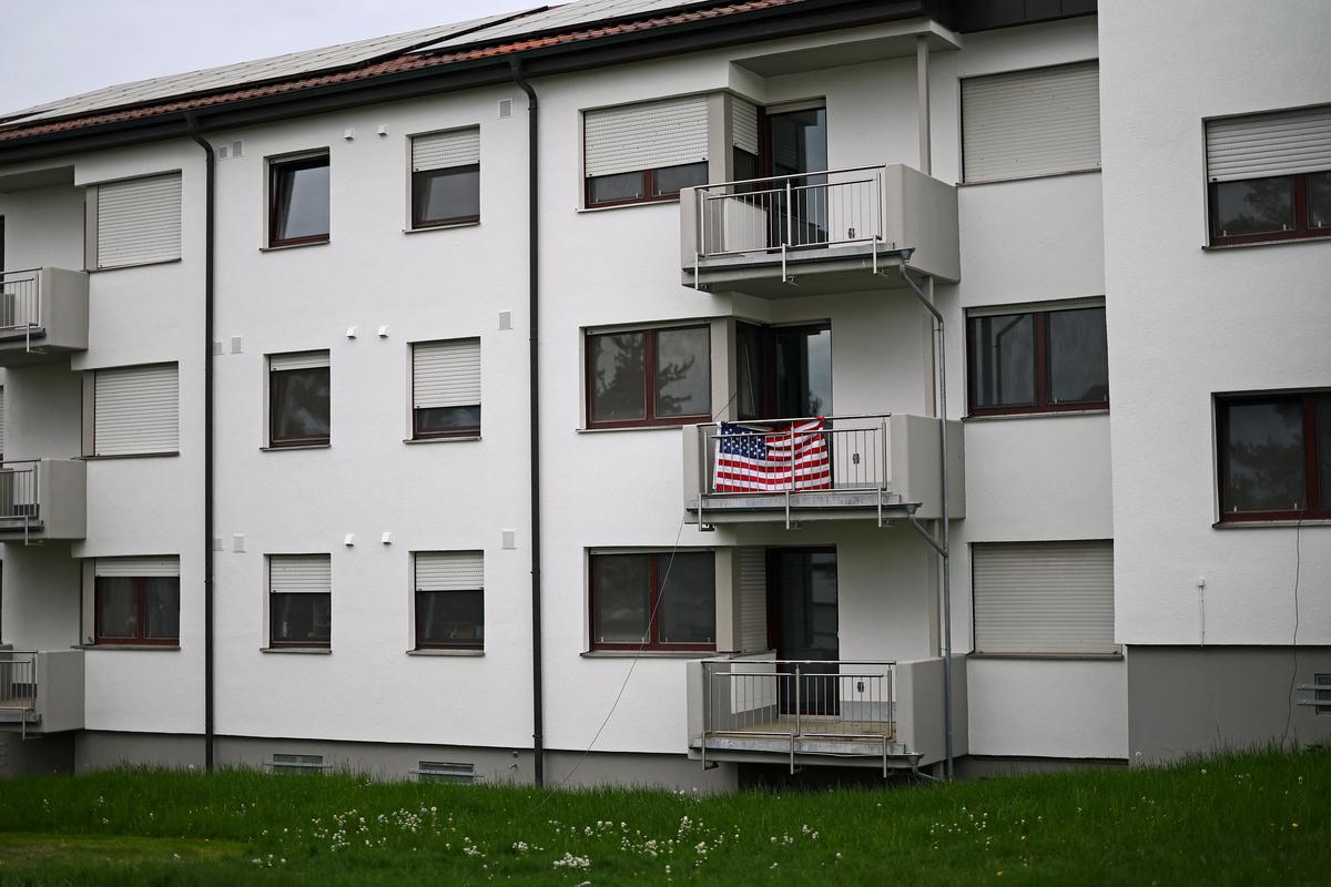 A national flag of the U.S. drapes a balcony of an apartment block where personnel of the U.S. military reside in Vilseck, Germany, May 4, 2026.  REUTERS/Lisi Niesner