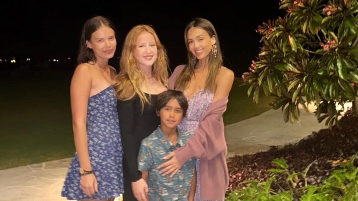 Jessica Alba posa con sus 3 hijos durante vacaciones en la playa en medio de su divorcio