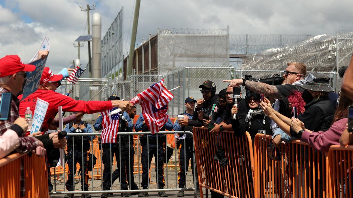 Barriers separate anti-U.S. Immigration and Customs Enforcement (ICE) protesters from pro-ICE demonstrators, as State Police stand watch, outside the Delaney Hall detention centre, in Newark, New Jersey, U.S., May 30, 2026. REUTERS/Caitlin Ochs