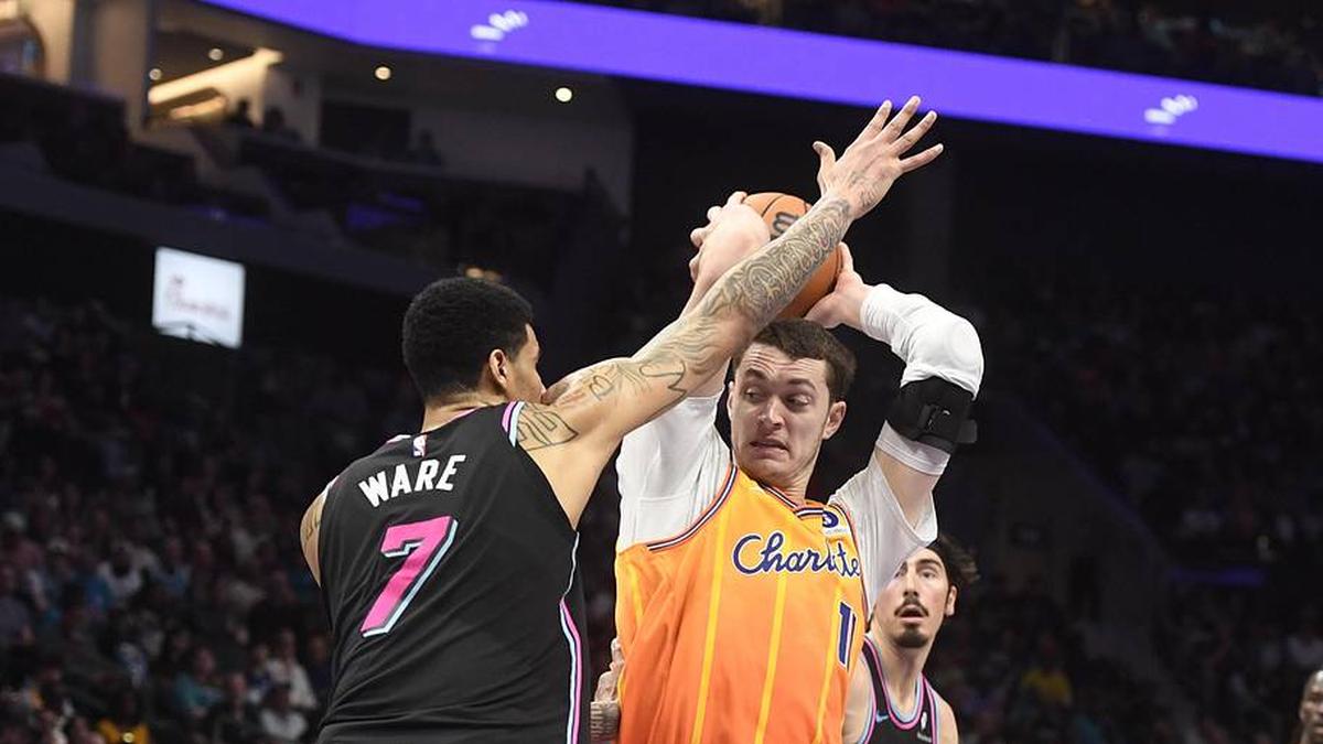  Mar 6, 2026; Charlotte, North Carolina, USA; Charlotte Hornets center Ryan Kalkbrenner (11) looks to pass as he is defended by Miami Heat center Kel'el Ware (7) during the second half at the Spectrum Center. Mandatory Credit: Sam Sharpe-Imagn Images | Sam Sharpe-Imagn Images 