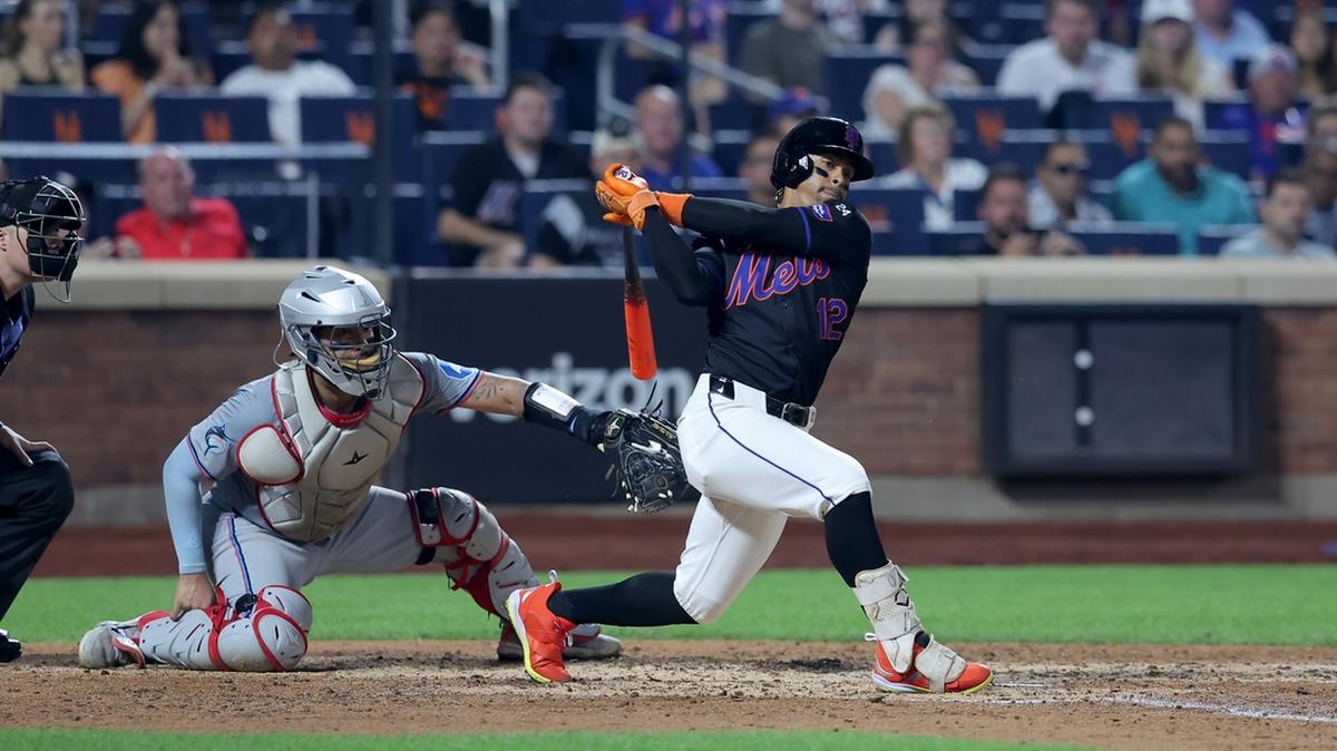 El campocorto de los New York Mets Francisco Lindor (12) sigue adelante con un triple productor contra los Miami Marlins durante la cuarta entrada en el Citi Field., el 16 de agosto de 2024; en Nueva York.
