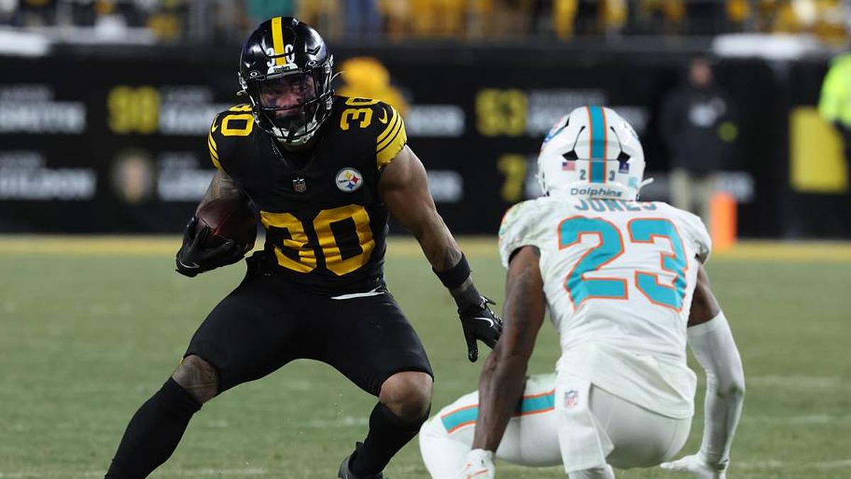  Dec 15, 2025; Pittsburgh, Pennsylvania, USA; Pittsburgh Steelers running back Jaylen Warren (30) runs with the ball in the first quarter against the Miami Dolphins at Acrisure Stadium. Mandatory Credit: Charles LeClaire-Imagn Images | Charles LeClaire-Imagn Images 