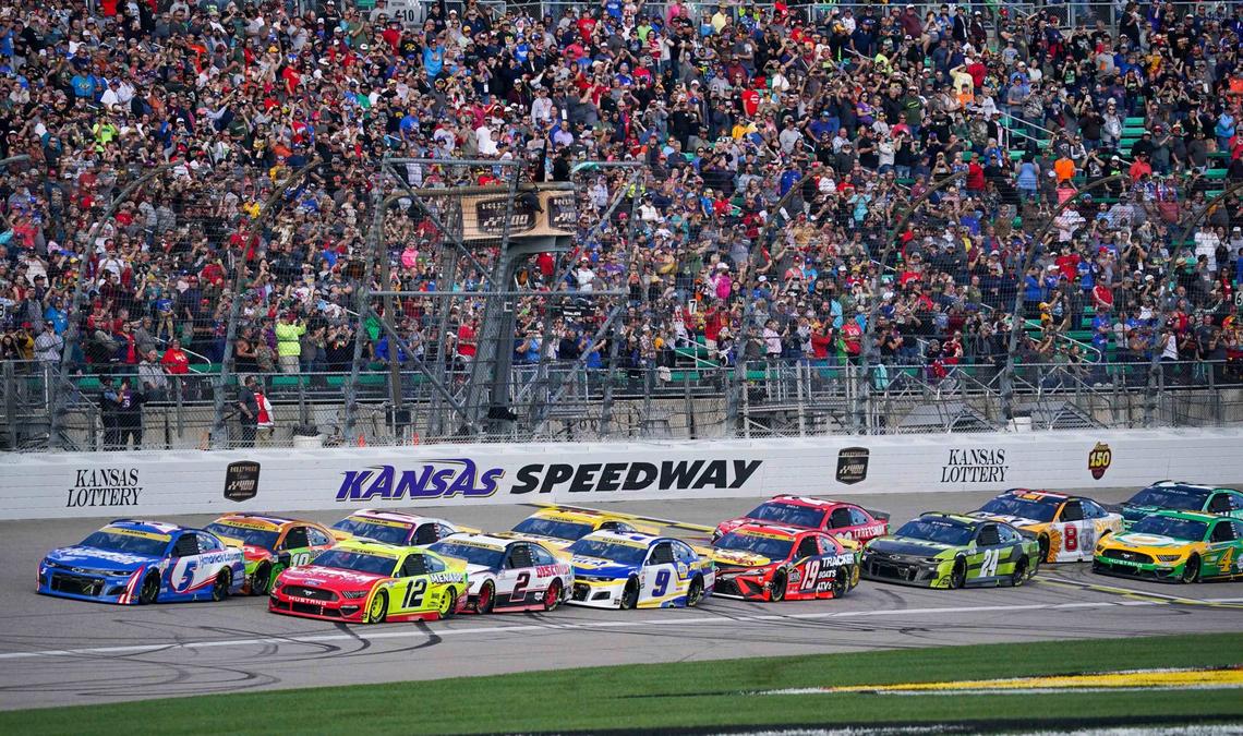  A general view of the start of the Hollywood Casino 400 at Kansas Speedway. Denny Medley-USA TODAY Sports